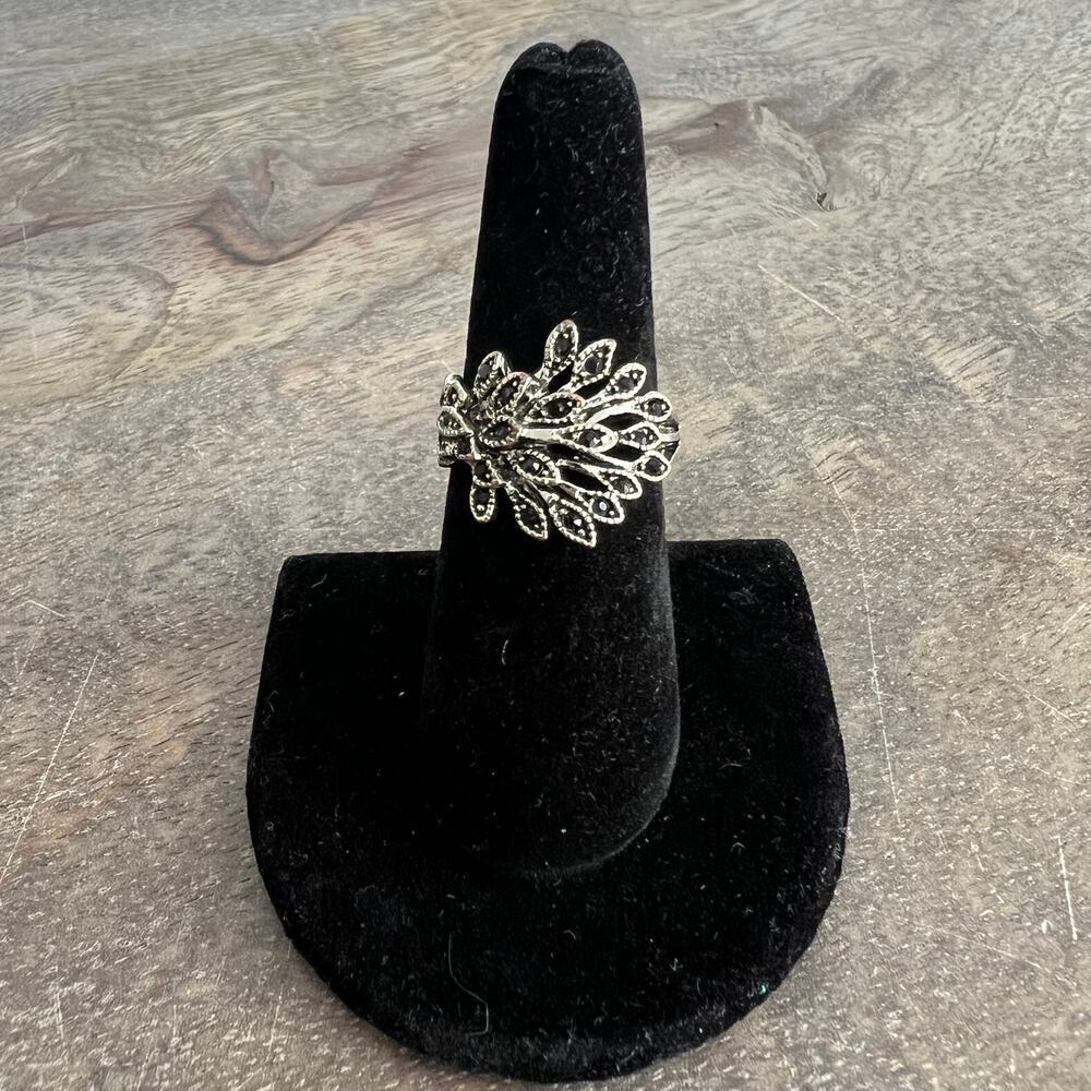 Black jewel elegant silver tone peacock cocktail statemnet ring - size 7.25